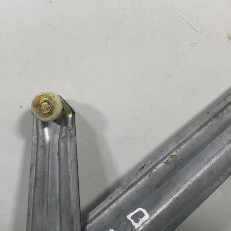 Leve vitre electrique avant droit PEUGEOT 205 Photo n°3