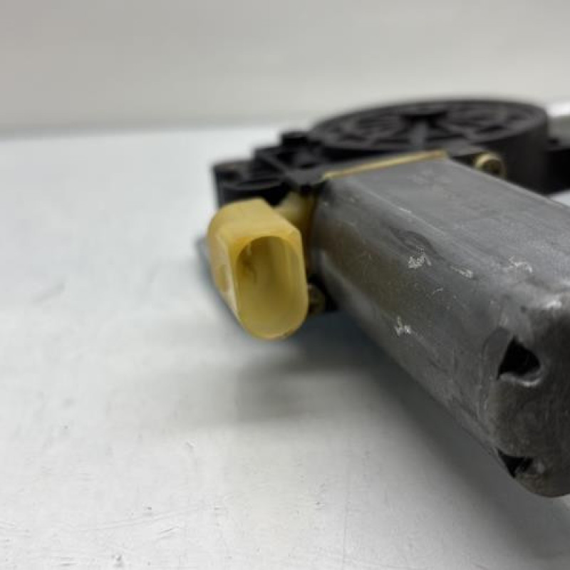 Leve vitre electrique avant gauche TOYOTA YARIS 1 Photo n°4