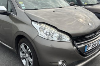 Vitre avant gauche PEUGEOT 208 1