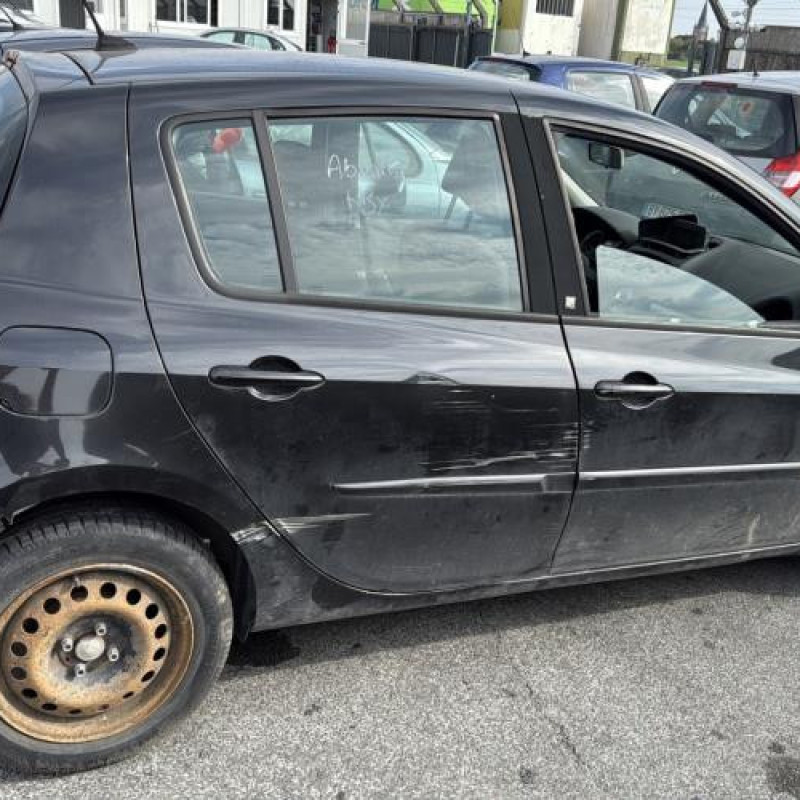 Feu arriere stop central RENAULT CLIO 3 Photo n°9