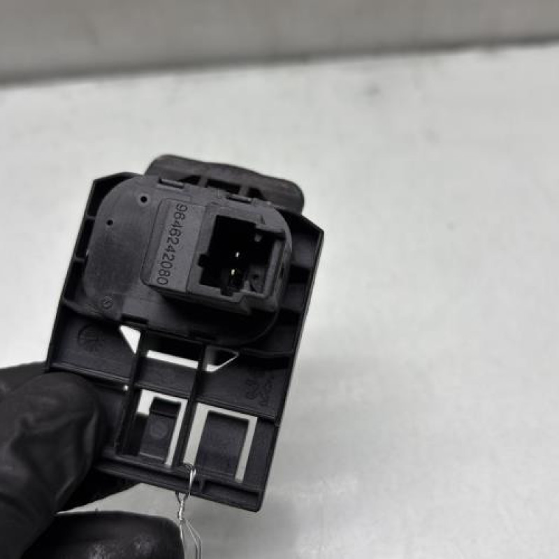 Bouton de coffre PEUGEOT 407 Photo n°3