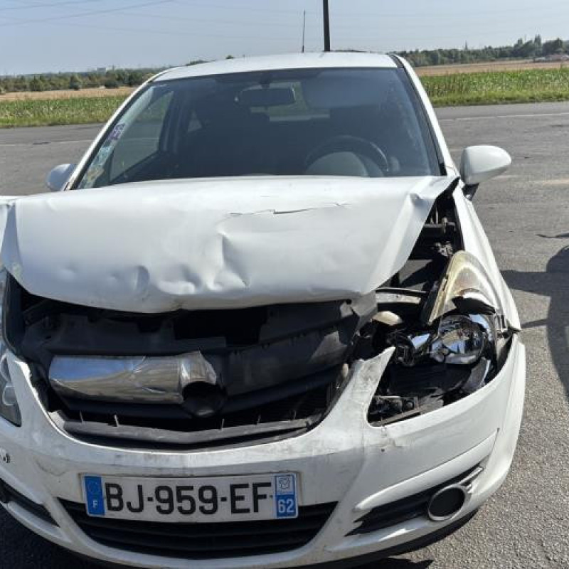Feu arriere stop central OPEL CORSA D Photo n°10