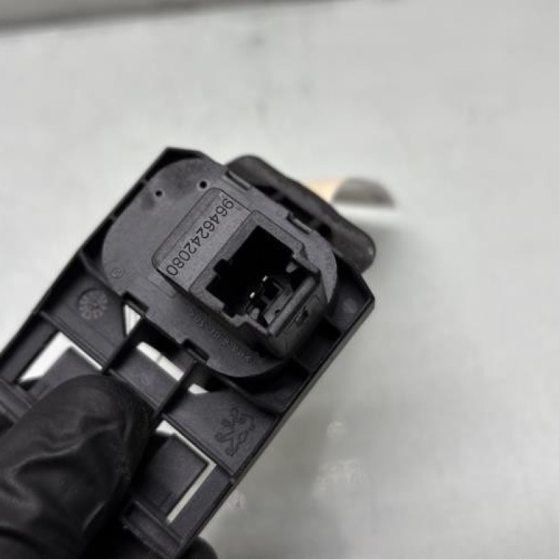 Bouton de coffre PEUGEOT 407 Photo n°3