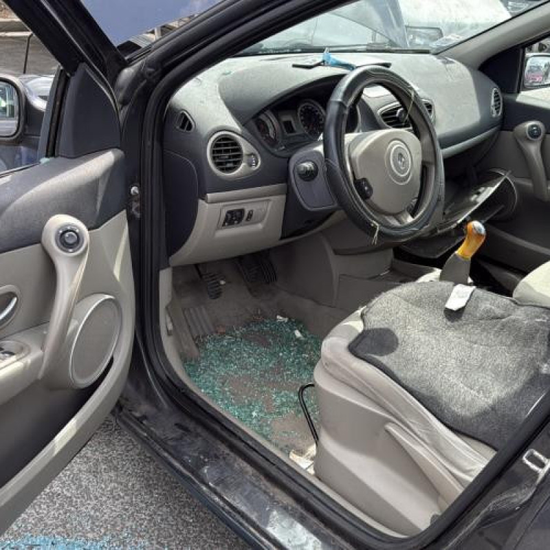 Pare boue avant droit RENAULT CLIO 3 Photo n°17