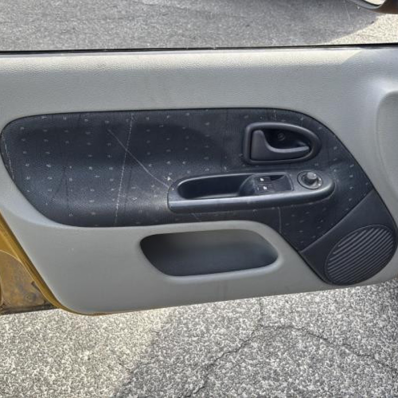 Porte avant droit RENAULT CLIO 2 Photo n°17