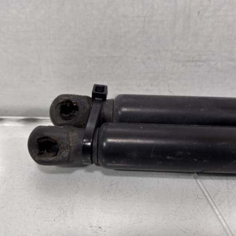 Verin de coffre VOLKSWAGEN TOURAN 3 Photo n°3