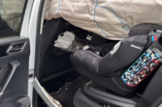 Verin de coffre VOLKSWAGEN TOURAN 3