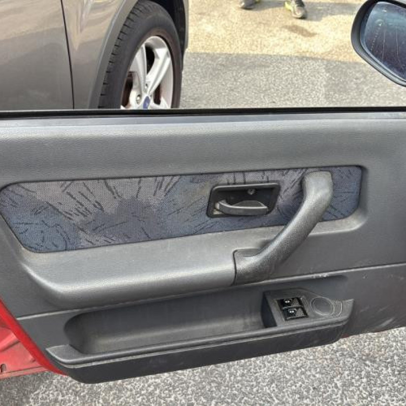 Poignee porte avant gauche RENAULT CLIO 1 Photo n°13