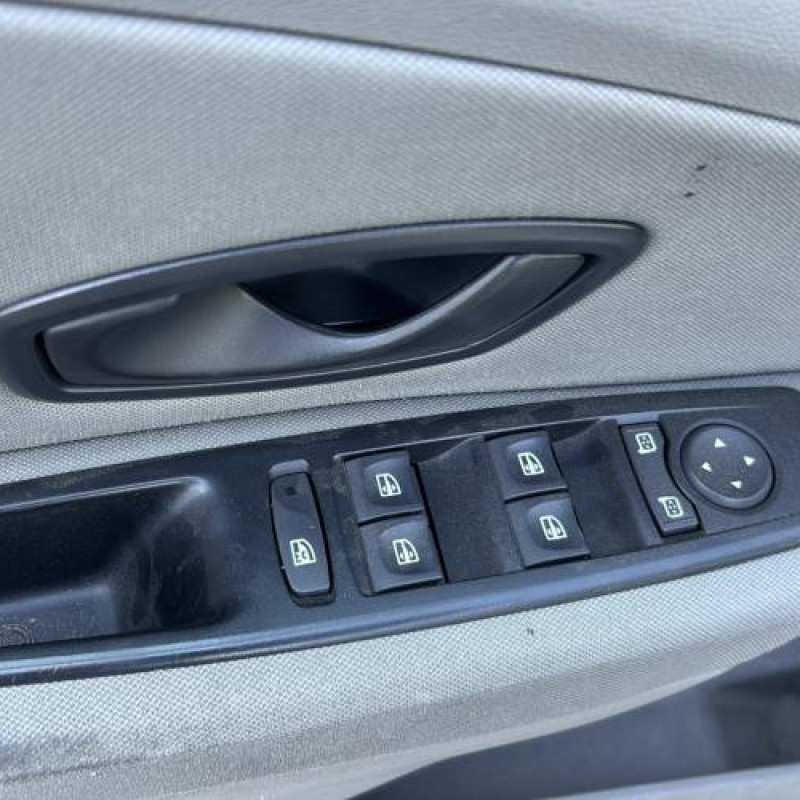 Porte fusible RENAULT MEGANE 3 Photo n°14