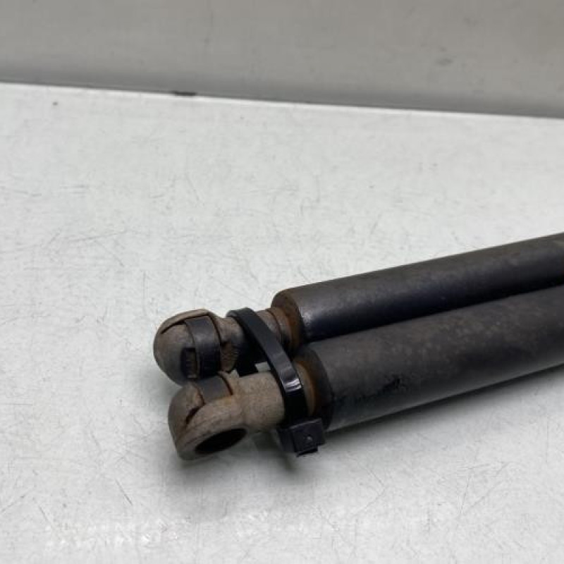 Verin de coffre TOYOTA AVENSIS 2 Photo n°3