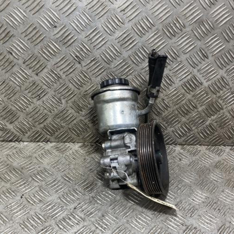 Pompe de direction TOYOTA AVENSIS 2 Photo n°3