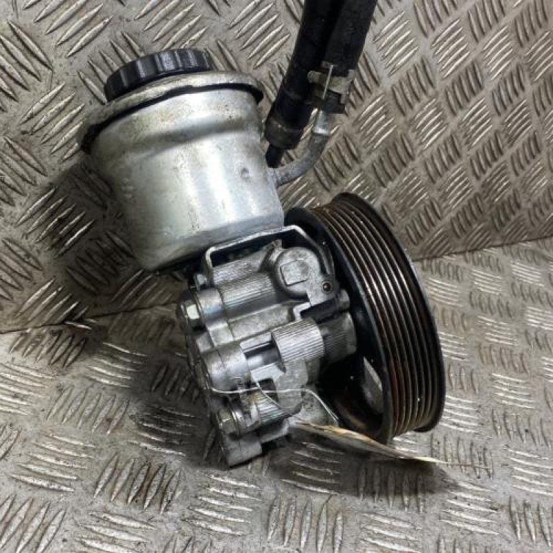 Pompe de direction TOYOTA AVENSIS 2 Photo n°4