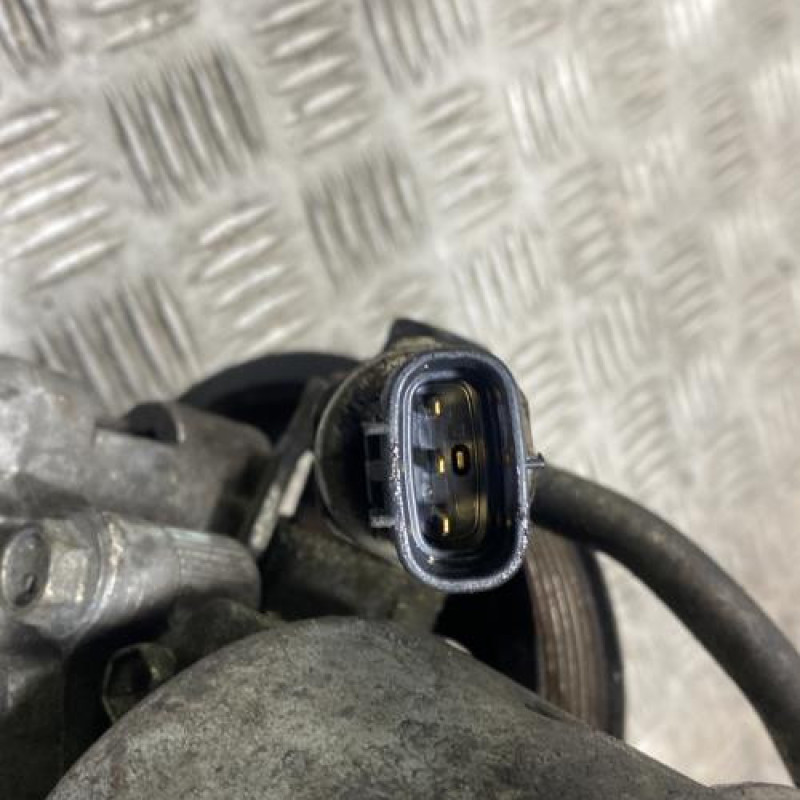 Pompe de direction TOYOTA AVENSIS 2 Photo n°5