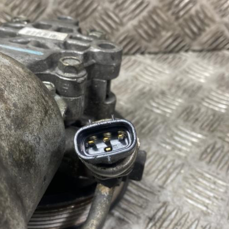 Pompe de direction TOYOTA AVENSIS 2 Photo n°6