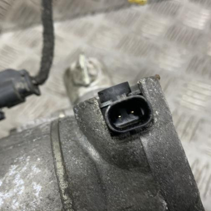 Compresseur clim OPEL ASTRA J Photo n°2