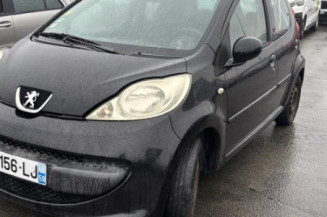 Vitre avant gauche PEUGEOT 107 Photo n°1