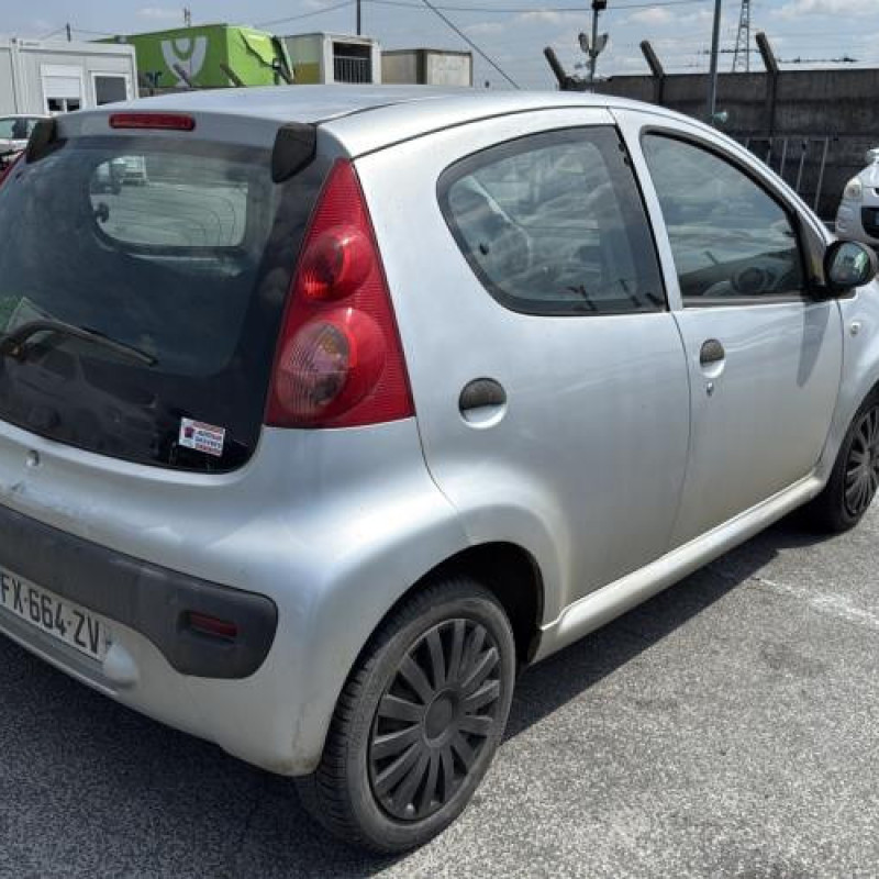 Vitre avant droit PEUGEOT 107 Photo n°3