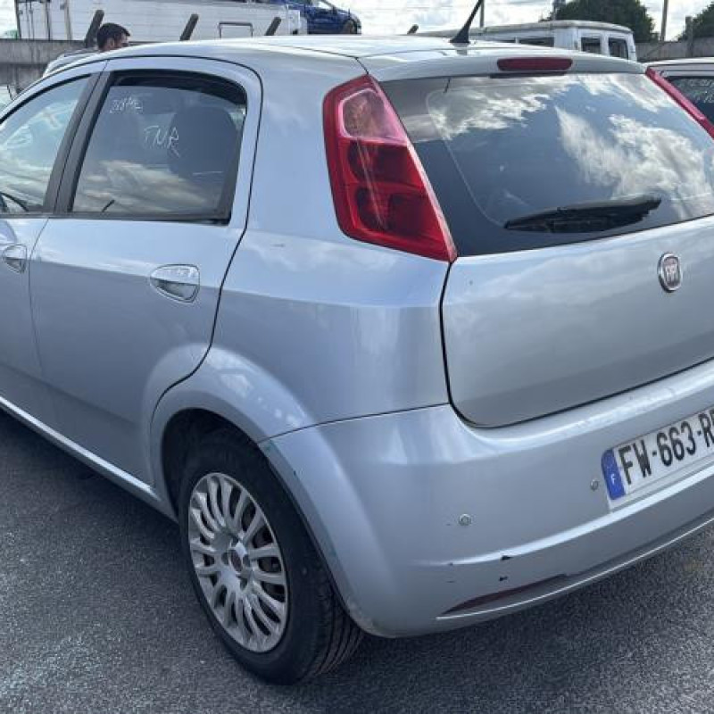 Renfort pare choc arriere (traverse) FIAT PUNTO EVO 3 Photo n°9