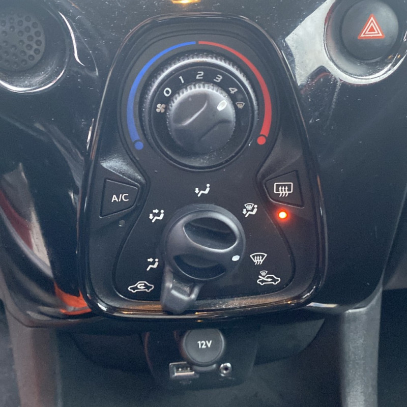 PEUGEOT 108 1.0 VTI - 12V Photo n°8