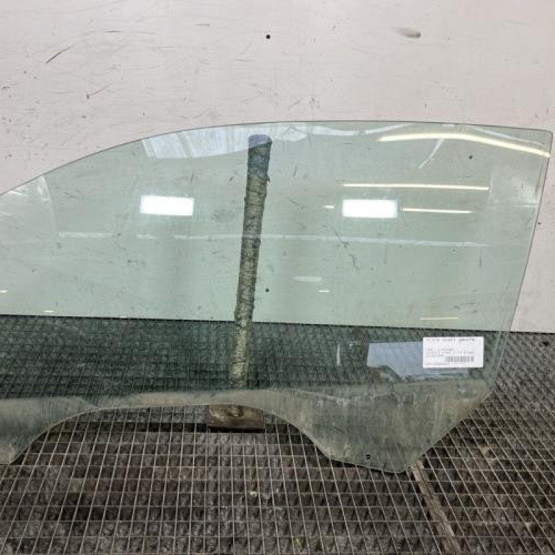 Vitre avant gauche FORD FIESTA 5 Photo n°1