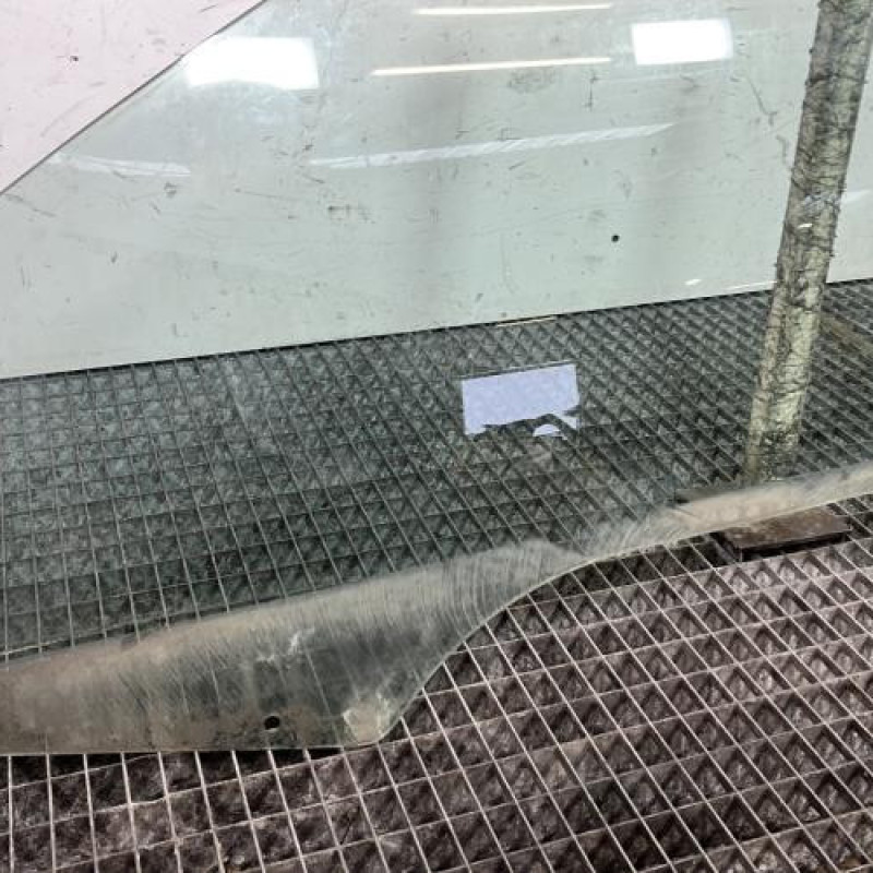 Vitre avant gauche FORD FIESTA 5 Photo n°2