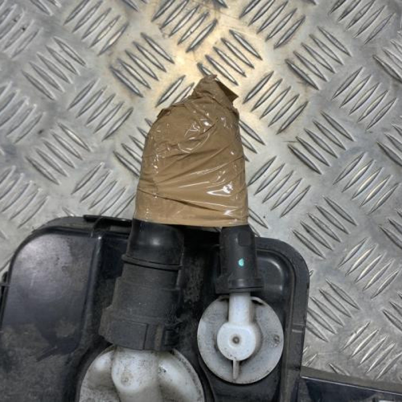 Reservoir AdBlue PEUGEOT 208 1 Photo n°4