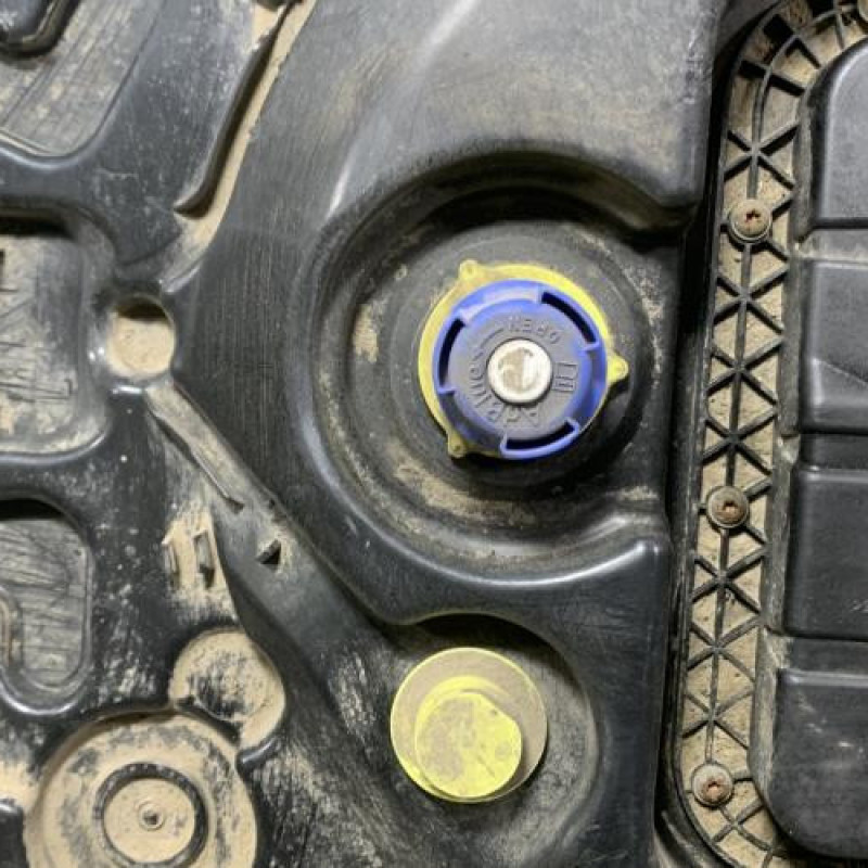 Reservoir AdBlue PEUGEOT 208 1 Photo n°4