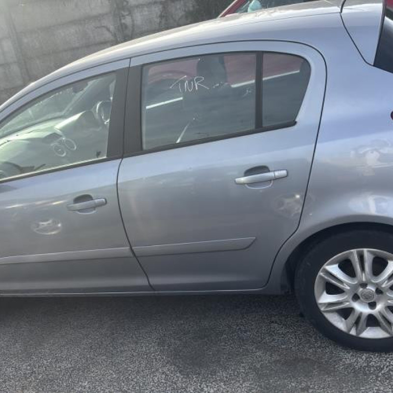 Feu arriere stop central OPEL CORSA D Photo n°10