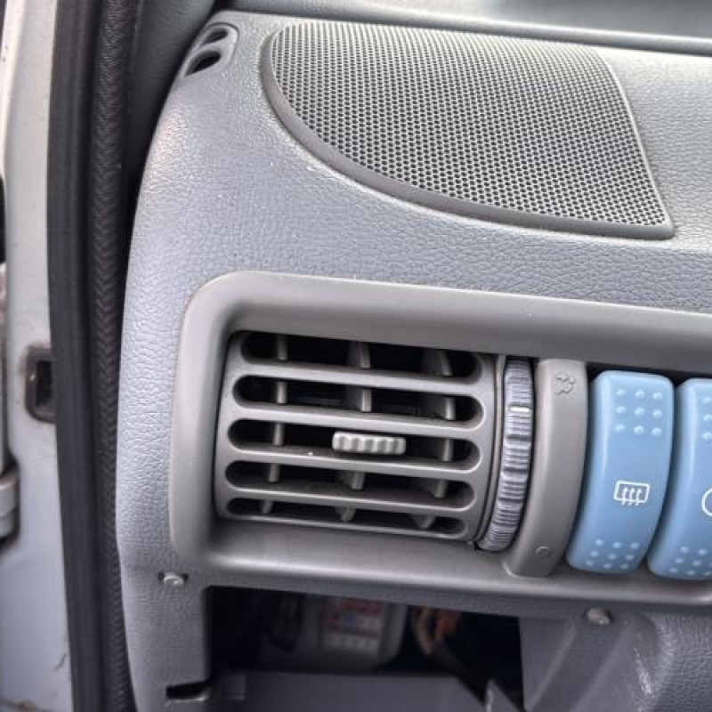 Attache ceinture arriere gauche RENAULT TWINGO 1 Photo n°19