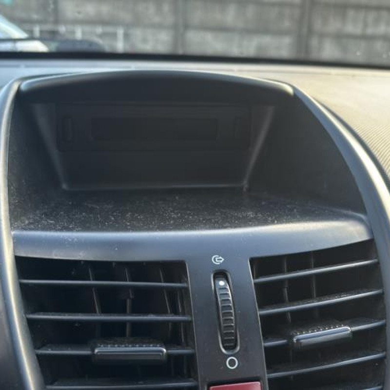 Attache ceinture avant gauche PEUGEOT 206+ Photo n°20