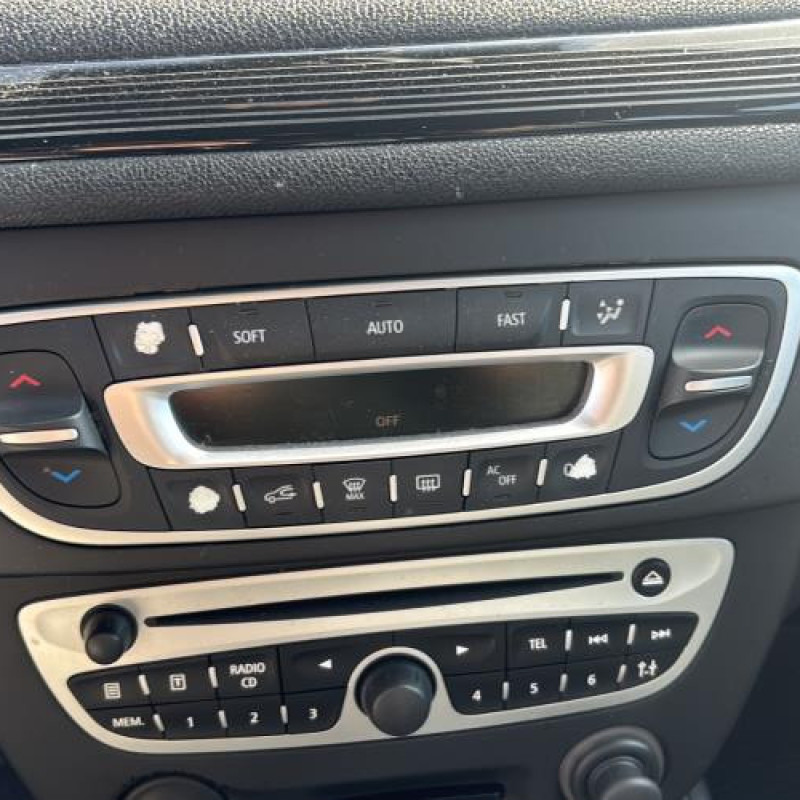 Pare boue avant gauche RENAULT MEGANE 3 Photo n°19