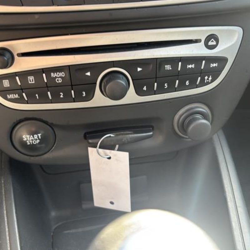 Pare boue avant gauche RENAULT MEGANE 3 Photo n°20