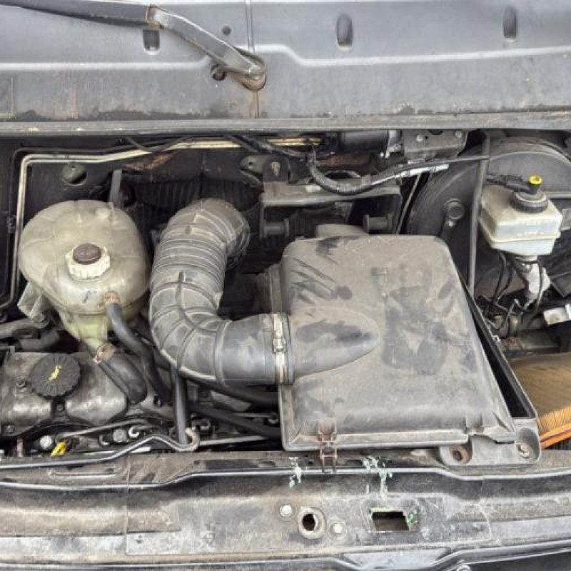 Vitre avant gauche RENAULT MASTER 2 Photo n°10