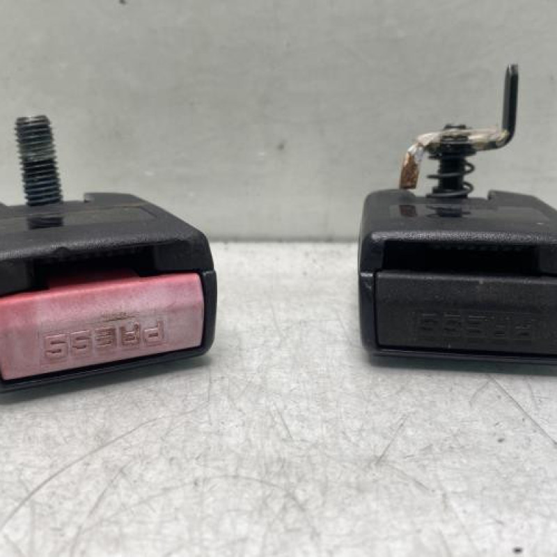 Attache ceinture arriere gauche RENAULT SCENIC 2 Photo n°1