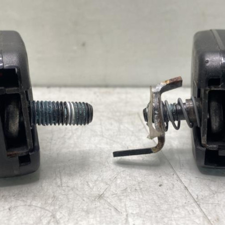 Attache ceinture arriere gauche RENAULT SCENIC 2