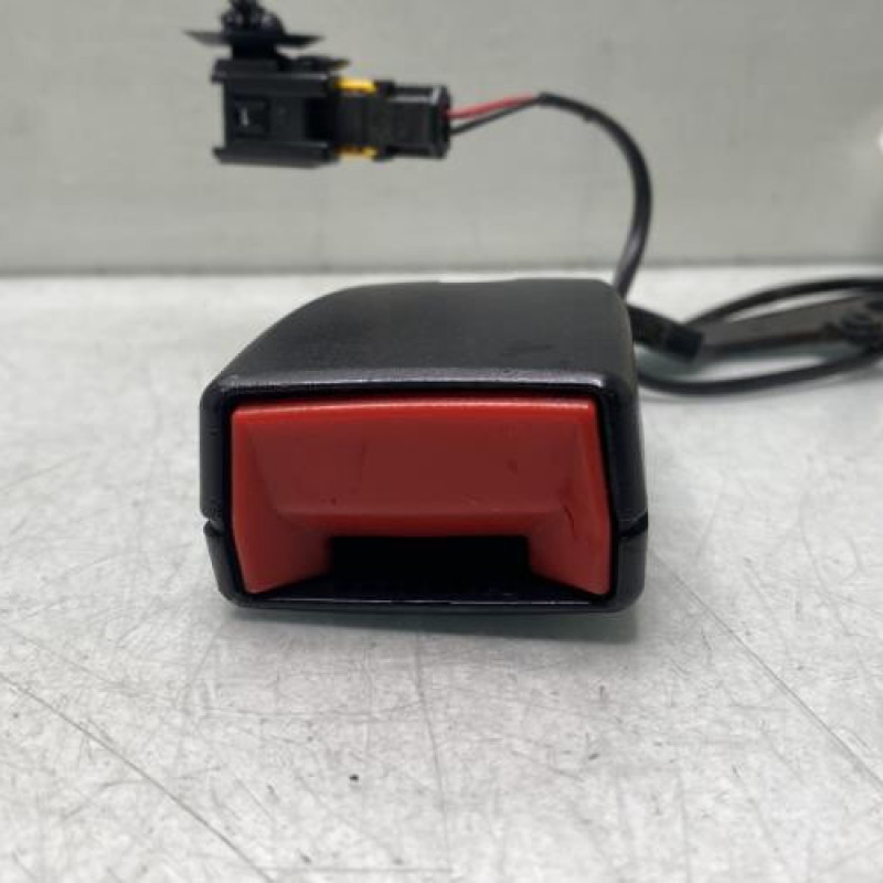 Attache ceinture arriere gauche PEUGEOT 5008 1 Photo n°2