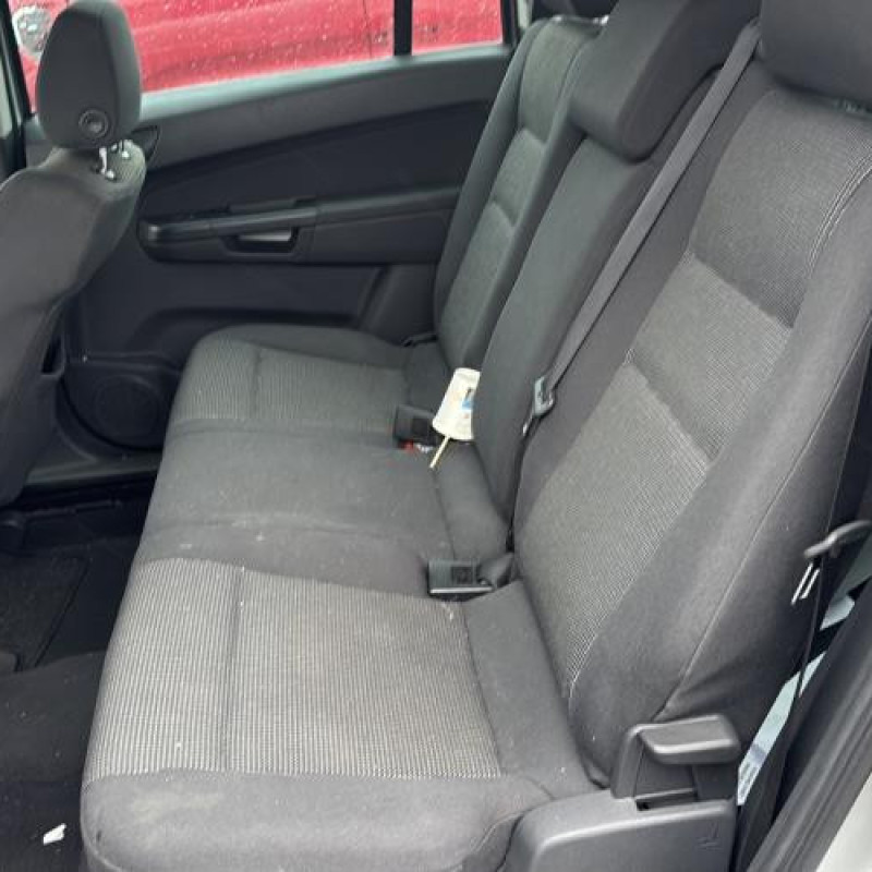 Feu arriere stop central OPEL ZAFIRA B Photo n°17