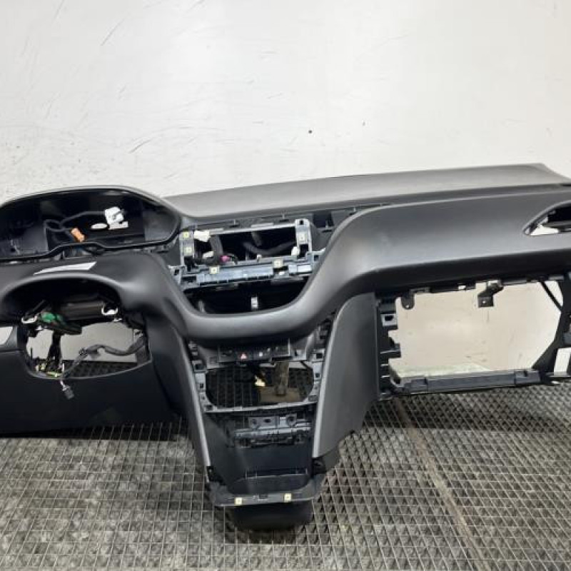 Planche de bord complete PEUGEOT 208 1 Photo n°1