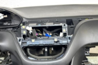 Planche de bord complete PEUGEOT 208 1