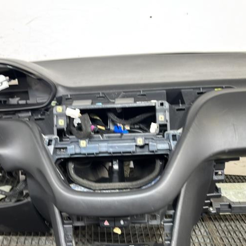 Planche de bord complete PEUGEOT 208 1 Photo n°5