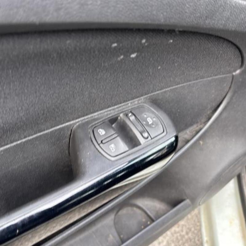 Feu arriere stop central OPEL CORSA D Photo n°14