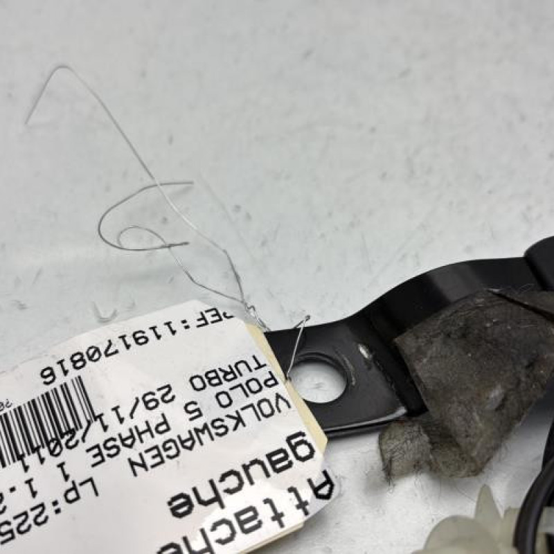 Attache ceinture avant gauche VOLKSWAGEN POLO 5 Photo n°2