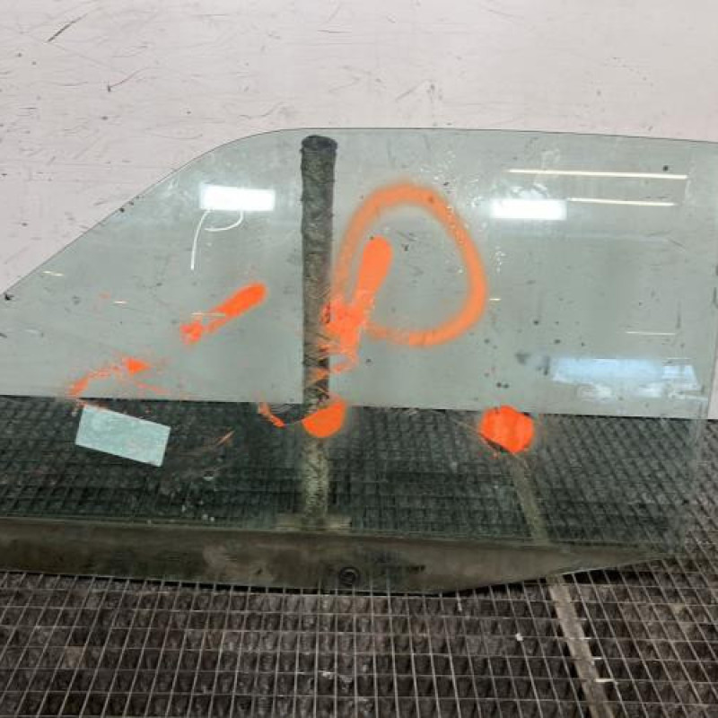 Vitre avant gauche PEUGEOT 106 Photo n°1