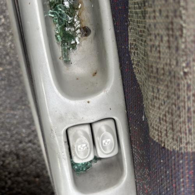 Bouton de coffre RENAULT TWINGO 1 Photo n°15