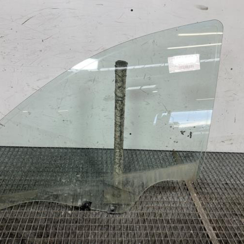 Vitre avant gauche DACIA DUSTER 1 Photo n°1