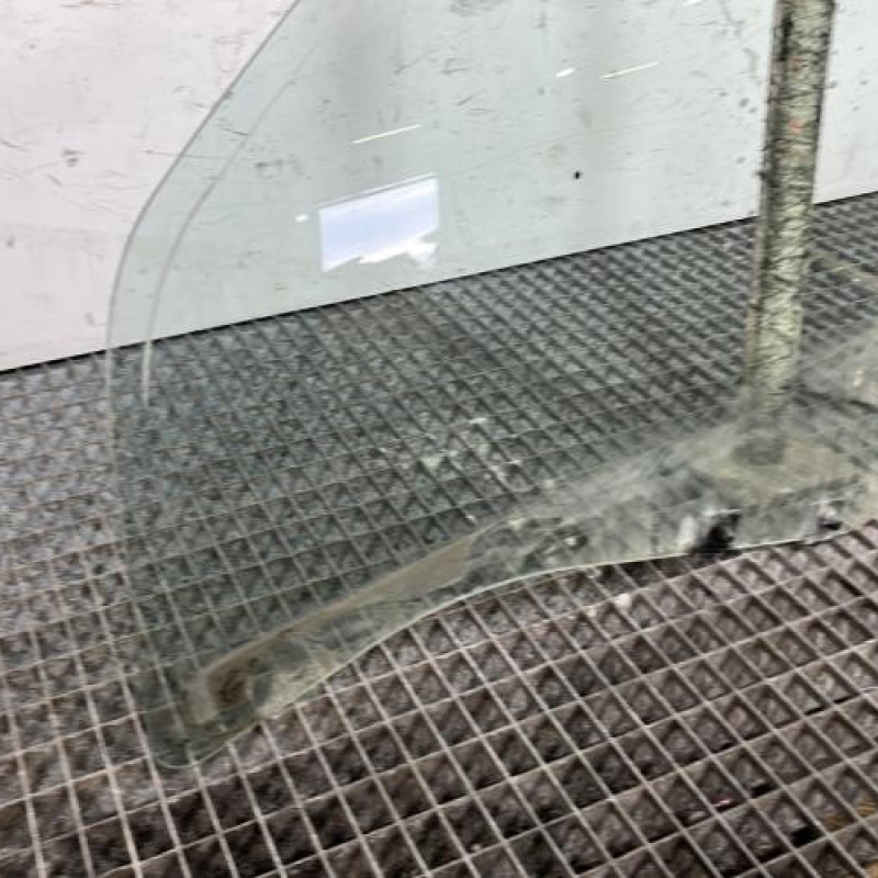 Vitre avant gauche DACIA DUSTER 1 Photo n°2