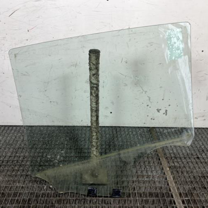 Vitre arriere droit DACIA SANDERO 1 Photo n°4