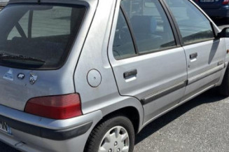 Pare boue avant gauche PEUGEOT 106