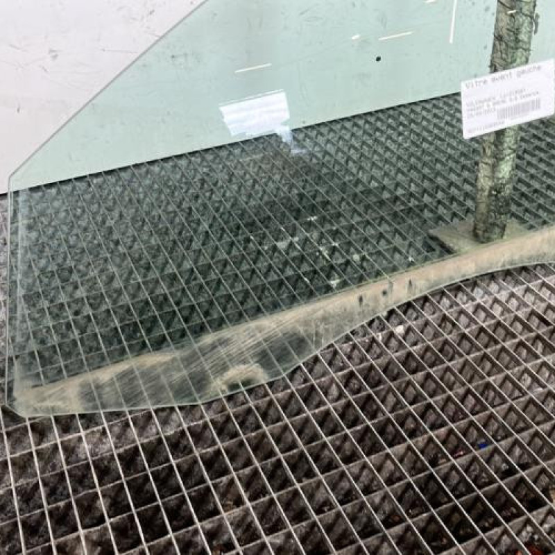 Vitre avant gauche VOLKSWAGEN PASSAT 6 Photo n°2