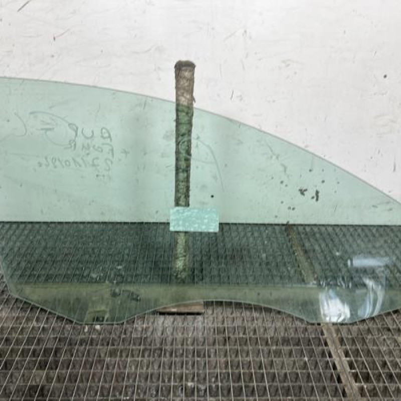 Vitre avant gauche VOLKSWAGEN PASSAT 6 Photo n°4